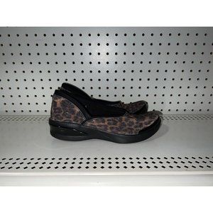 Bzees Fusion Womens Casual Slip On Wedge Flats Shoes Size 7.5 M Leopard Print